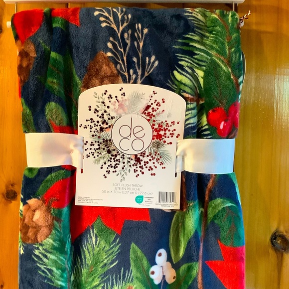 Deco Holiday Poinsettias Plush Throw Blanket - 400 gsm - Picture 3 of 4